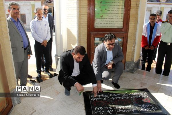 عطر افشانی و غبار روبی قبور مطهر شهدا در بوشهر