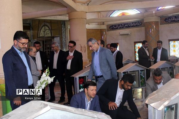 عطر افشانی و غبار روبی قبور مطهر شهدا در بوشهر