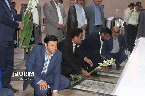 عطر افشانی و غبار روبی قبور مطهر شهدا در بوشهر