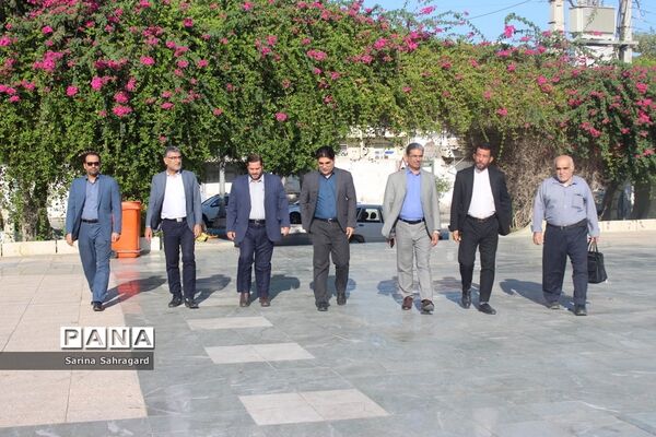 عطر افشانی و غبار روبی قبور مطهر شهدا در بوشهر