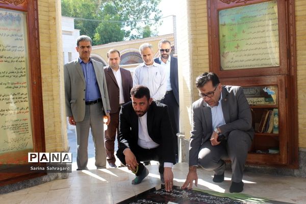 عطر افشانی و غبار روبی قبور مطهر شهدا در بوشهر