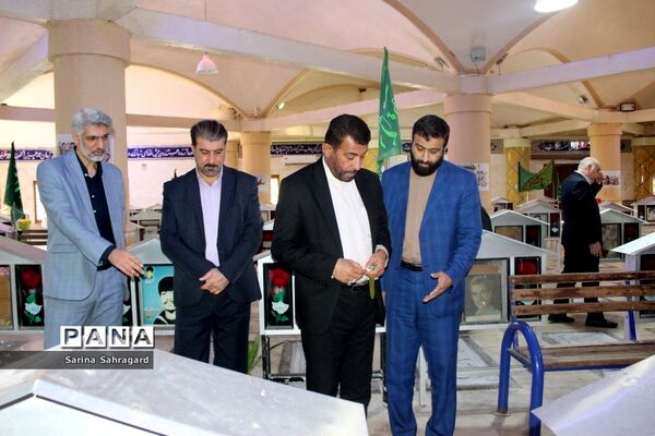 عطر افشانی و غبار روبی قبور مطهر شهدا در بوشهر