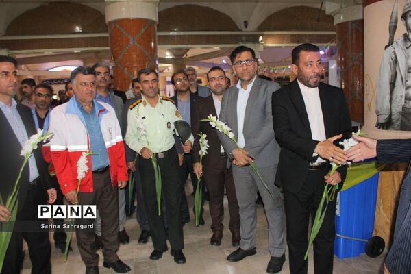 عطر افشانی و غبار روبی قبور مطهر شهدا در بوشهر