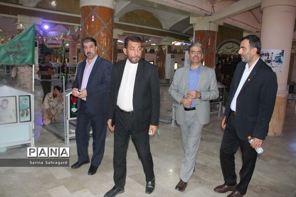 عطر افشانی و غبار روبی قبور مطهر شهدا در بوشهر