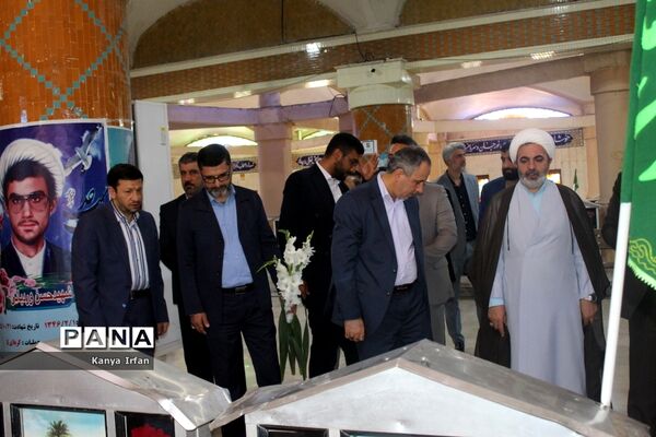 عطر افشانی و غبار روبی قبور مطهر شهدا در بوشهر