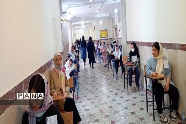 رقایت دانش‌آموزان دختر برای ورود به مدارس استعدادهای درخشان