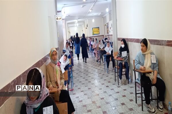 رقایت دانش‌آموزان دختر برای ورود به مدارس استعدادهای درخشان