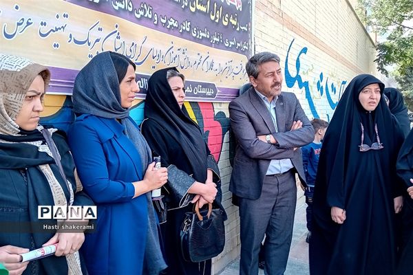 حضور رئیس سازمان پرورش استعدادهای درخشان کشور میان اولیای دانش‌آموزان داوطلب آزمون تیزهوشان