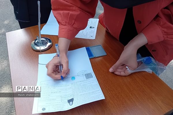 حضور رئیس سازمان پرورش استعدادهای درخشان کشور میان اولیای دانش‌آموزان داوطلب آزمون تیزهوشان