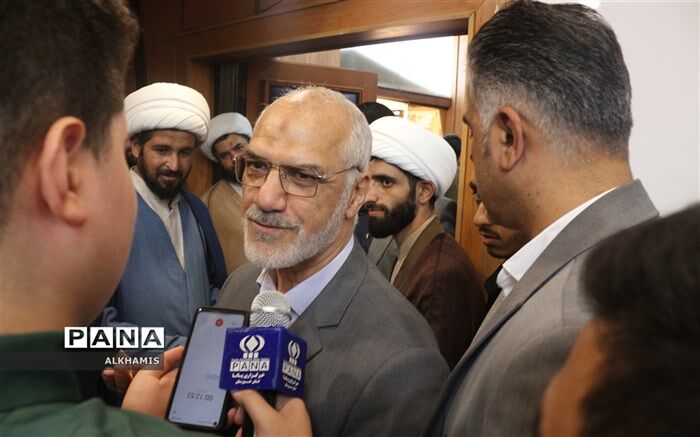 همه مکاتب دنیا برای به دست آوردن ذهن دانش‌آموزان تلاش می‌کنند