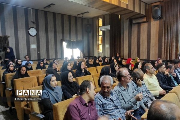 مراسم تجلیل از پیشگامان دانش و تربیت مدارس غیردولتی شهرستان قرچک