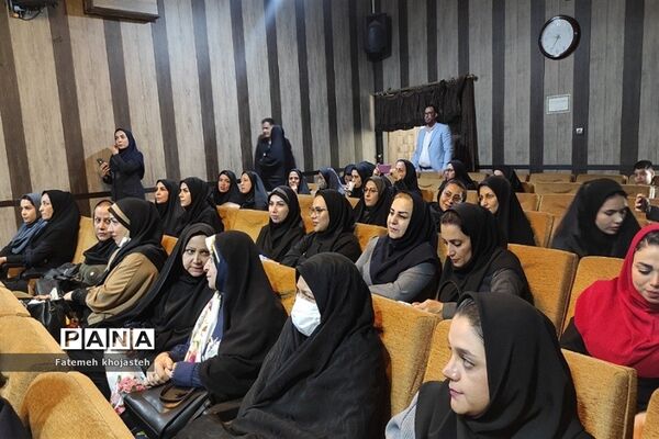 مراسم تجلیل از پیشگامان دانش و تربیت مدارس غیردولتی شهرستان قرچک