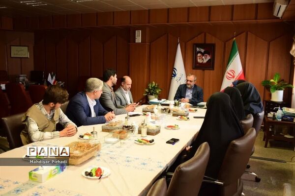 دیدار صمیمی خبرنگاران پانا با استاندار مرکزی