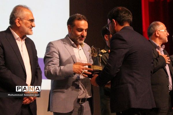 آیین اختتامیه و تجلیل از برگزیدگان اولین جشنواره روایت جهاد در قم