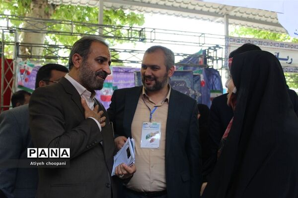 بازدید معاون پرورشی و فرهنگی شهر تهران از غرفه آثار و دستاوردهای دانش‌آموزان در آیین افتتاحیه فعالیت‌های اوقات فراغت