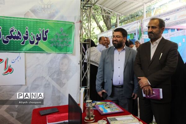 بازدید معاون پرورشی و فرهنگی شهر تهران از غرفه آثار و دستاوردهای دانش‌آموزان در آیین افتتاحیه فعالیت‌های اوقات فراغت