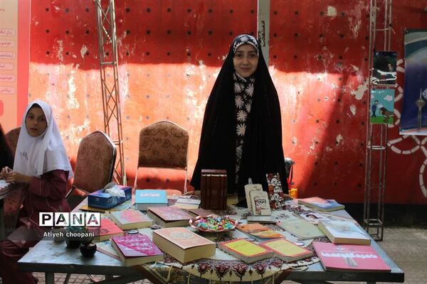بازدید معاون پرورشی و فرهنگی شهر تهران از غرفه آثار و دستاوردهای دانش‌آموزان در آیین افتتاحیه فعالیت‌های اوقات فراغت