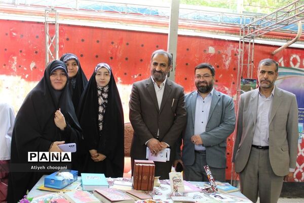 بازدید معاون پرورشی و فرهنگی شهر تهران از غرفه آثار و دستاوردهای دانش‌آموزان در آیین افتتاحیه فعالیت‌های اوقات فراغت