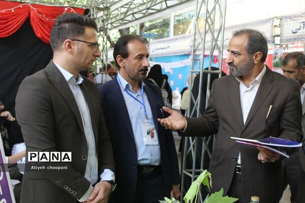 بازدید معاون پرورشی و فرهنگی شهر تهران از غرفه آثار و دستاوردهای دانش‌آموزان در آیین افتتاحیه فعالیت‌های اوقات فراغت