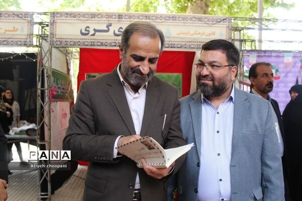 بازدید معاون پرورشی و فرهنگی شهر تهران از غرفه آثار و دستاوردهای دانش‌آموزان در آیین افتتاحیه فعالیت‌های اوقات فراغت