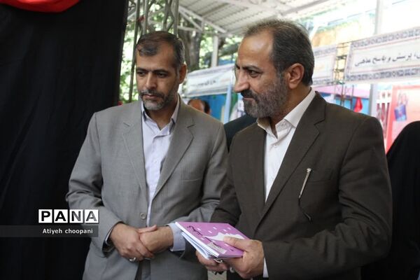 بازدید معاون پرورشی و فرهنگی شهر تهران از غرفه آثار و دستاوردهای دانش‌آموزان در آیین افتتاحیه فعالیت‌های اوقات فراغت