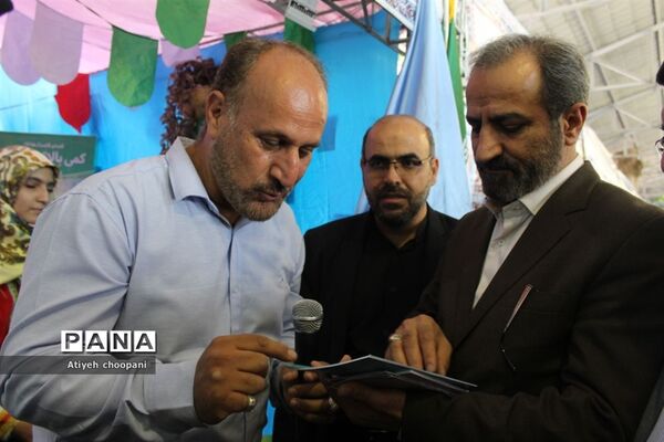 بازدید معاون پرورشی و فرهنگی شهر تهران از غرفه آثار و دستاوردهای دانش‌آموزان در آیین افتتاحیه فعالیت‌های اوقات فراغت