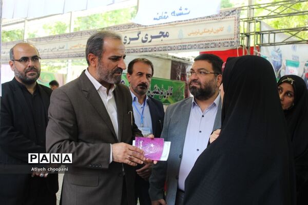بازدید معاون پرورشی و فرهنگی شهر تهران از غرفه آثار و دستاوردهای دانش‌آموزان در آیین افتتاحیه فعالیت‌های اوقات فراغت
