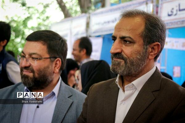 بازدید معاون پرورشی و فرهنگی شهر تهران از غرفه‌های دانش‌آموزی