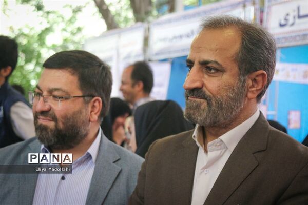 بازدید معاون پرورشی و فرهنگی شهر تهران از غرفه‌های دانش‌آموزی