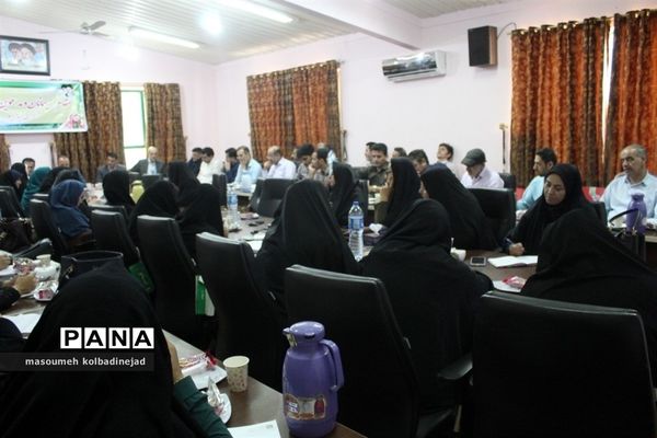 نشست مدیران مدارس در گلوگاه