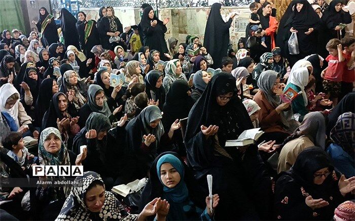 دعای پر فیض عرفه در آستان مقدس بی‌بی زبیده شهرستان‌قرچک/فیلم