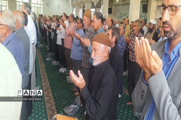برپایی نماز عید قربان در امامزاده سید حمزه، کاشمر