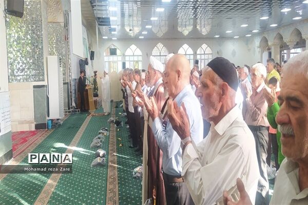 برپایی نماز عید قربان در امامزاده سید حمزه، کاشمر