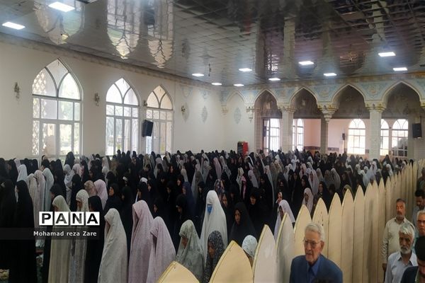 برپایی نماز عید قربان در امامزاده سید حمزه، کاشمر