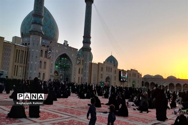 حال و هوای مسجد جمکران و کوه خضر نبی در روز عرفه