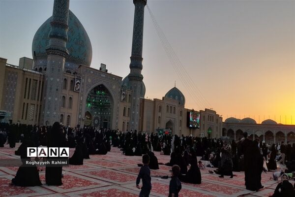 حال و هوای مسجد جمکران و کوه خضر نبی در روز عرفه