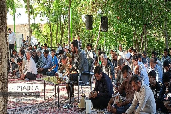 قرائت دعای عرفه در جوار حرم امامزاده سلطان نورالدین اردکان