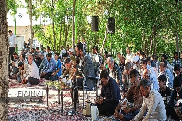 قرائت دعای عرفه در جوار حرم امامزاده سلطان نورالدین اردکان