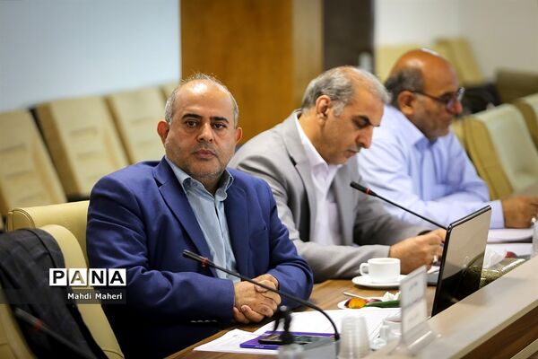 نشست کارگروه تخصصی بررسی قوانین و مقررات مرتبط با آموزش و پرورش و شهرداری‌ها