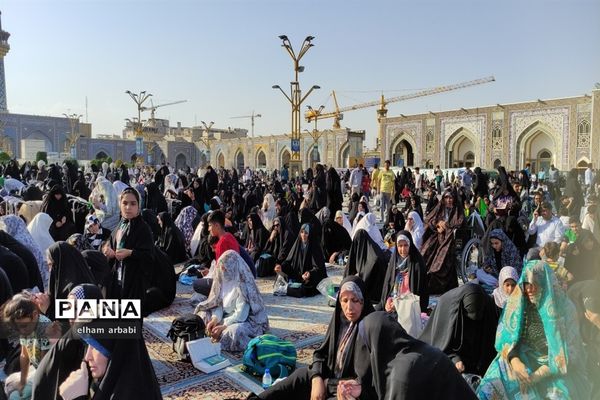 حضور هزاران نفر از زائران و مجاوران امام رضا (ع) در مراسم قرائت دعای عرفه