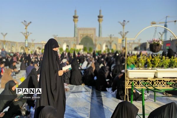 حضور هزاران نفر از زائران و مجاوران امام رضا (ع) در مراسم قرائت دعای عرفه