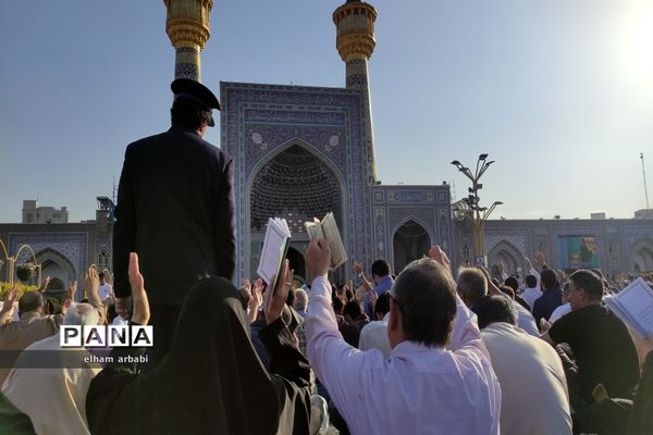 حضور هزاران نفر از زائران و مجاوران امام رضا (ع) در مراسم قرائت دعای عرفه