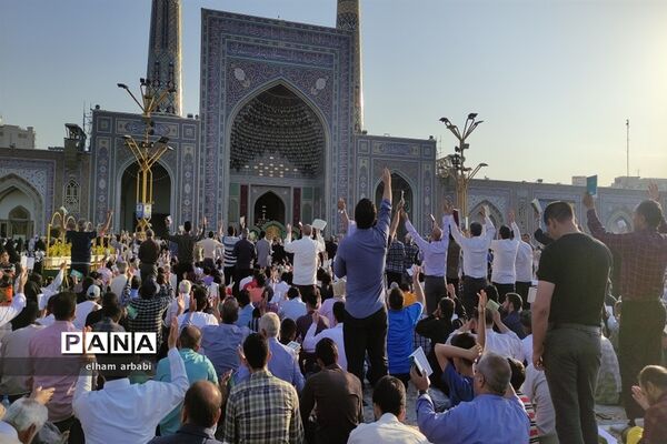 حضور هزاران نفر از زائران و مجاوران امام رضا (ع) در مراسم قرائت دعای عرفه