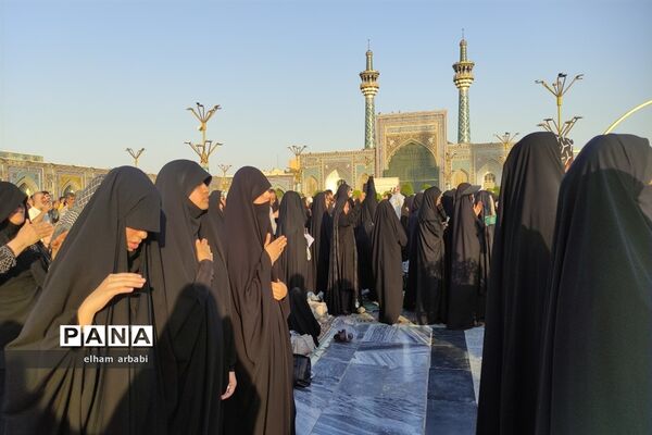 حضور هزاران نفر از زائران و مجاوران امام رضا (ع) در مراسم قرائت دعای عرفه