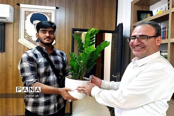 نشست صمیمانه دانش‌آموزان عضو گروه اندیشه‌‌ورزان سازمان دانش‌آموزی شهر تهران با سرپرست مدیریت منطقه 12