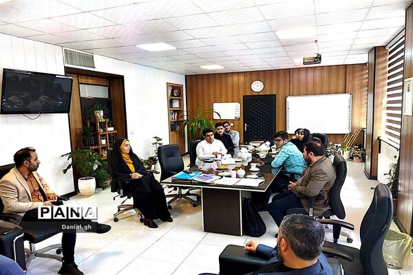 نشست صمیمانه دانش‌آموزان عضو گروه اندیشه‌‌ورزان سازمان دانش‌آموزی شهر تهران با سرپرست مدیریت منطقه 12