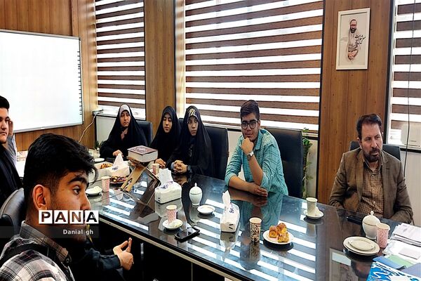 نشست صمیمانه دانش‌آموزان عضو گروه اندیشه‌‌ورزان سازمان دانش‌آموزی شهر تهران با سرپرست مدیریت منطقه 12