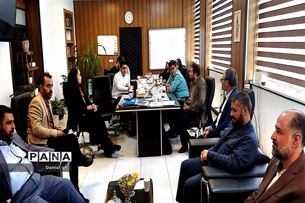 نشست صمیمانه دانش‌آموزان عضو گروه اندیشه‌‌ورزان سازمان دانش‌آموزی شهر تهران با سرپرست مدیریت منطقه 12