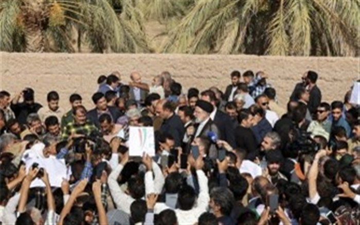 استقبال مردمی از آیت الله رئیسی در بدو ورود به بم