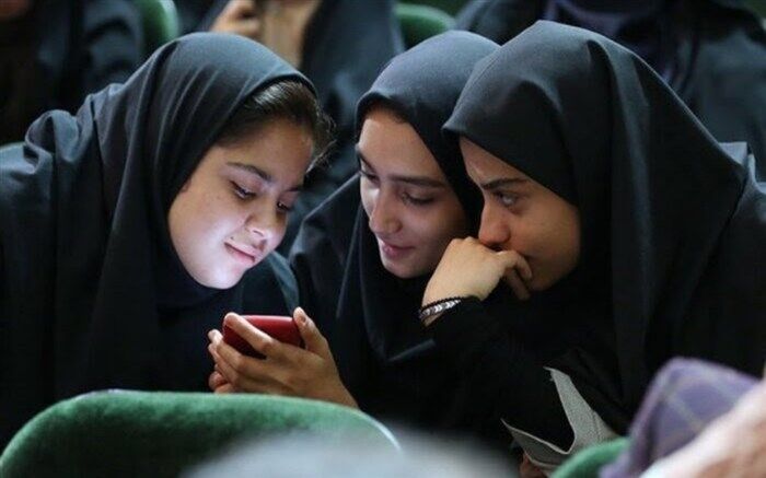 بررسی مزایا و معایب شبکه‌های اجتماعی و تأثیرپذیری آن بر زندگی نوجوانان